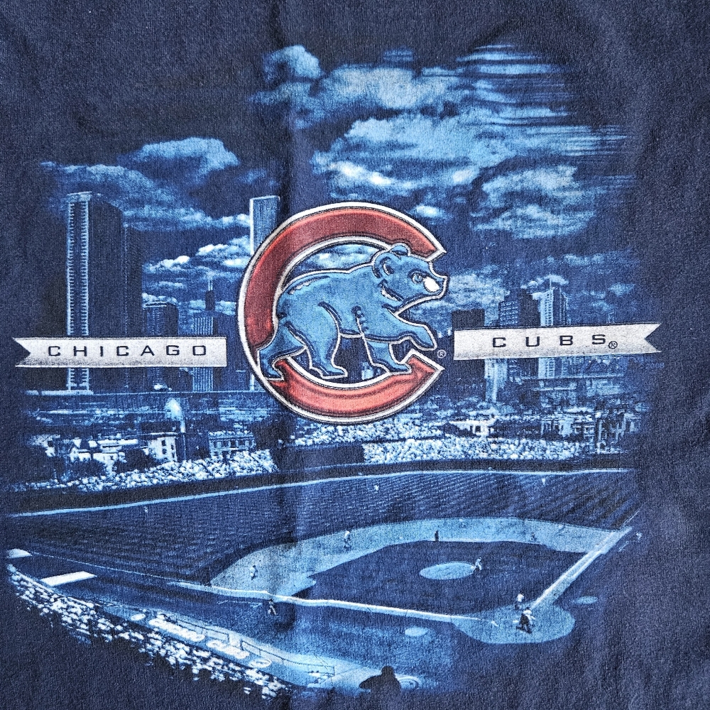 Majestic Chicago Cubs Shirt 2XL Blue Graphic Tee MLB Baseball Stadium Skyline